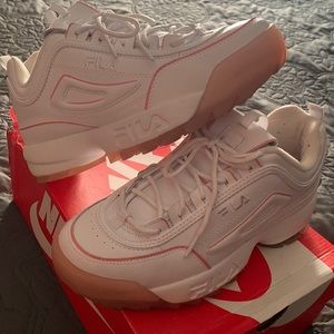 Size 10 women’s Fila sneakers white trimmed in pink